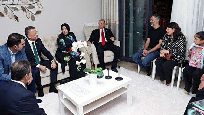Vatandaşın davetini kıramadı: Erdoğan Esenler&#039;de bir aileye konuk oldu