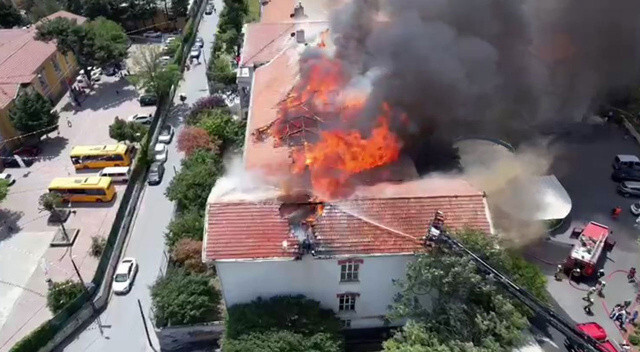 Zeytinburnu&#039;nda hastanede yangın! Yangın söndürüldü, hastanenin çatısı çöktü