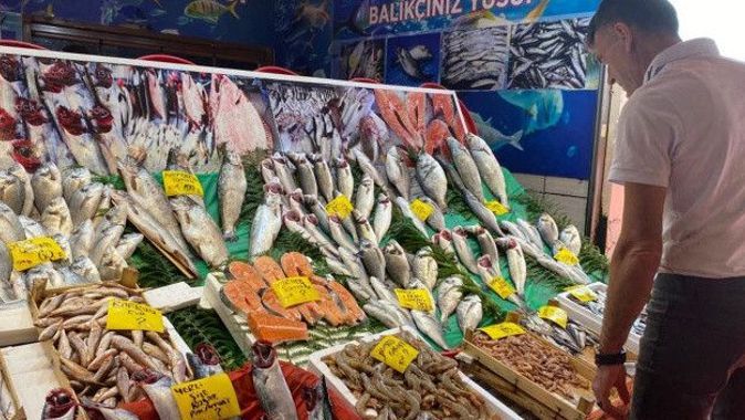 Av yasağı bitti balık tezgahları şenlendi: Karaköy’de balıklar tezgahlarda yerini aldı