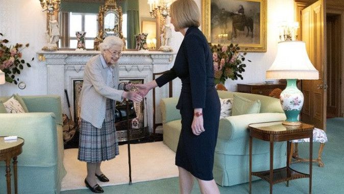 İngiltere yeni Başbakanı Liz Truss, Kraliçe Elizabeth&#039;in huzuruna çıkarak mazbatasını aldı