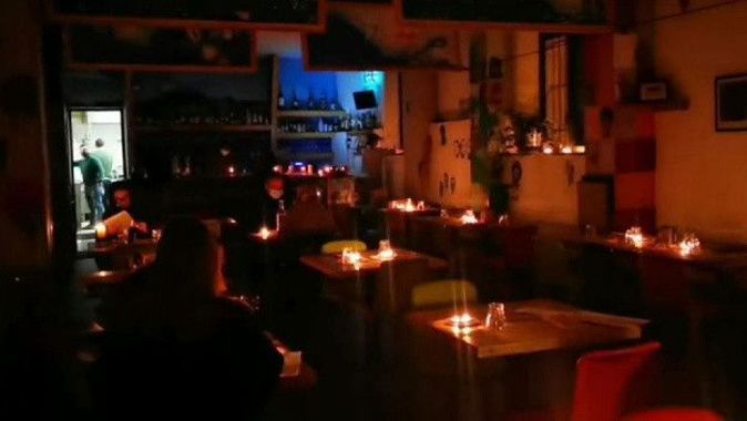 İtalya’da enerji krizi: Işıklar söndü, mumlar yandı