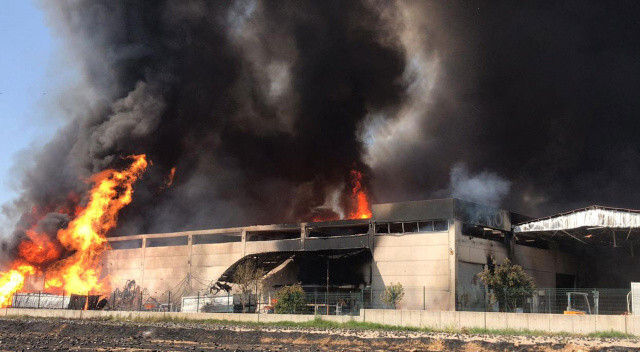 İzmir&#039;de korkutan yangın! Kozmetik fabrikası alevlere teslim oldu