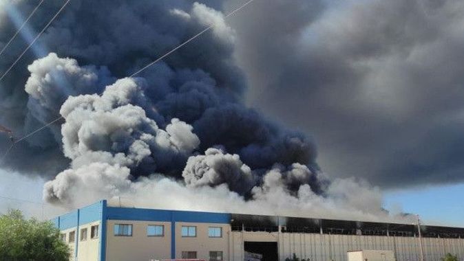 İzmir&#039;de yatak fabrikasında çıkan yangın kontrol altına alındı! 3 kişi dumandan etkilendi ve ciddi mal kaybı var