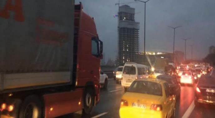 TEM'de yasak delindi, trafik durdu...
TEM'de yasak delindi, trafik durdu...