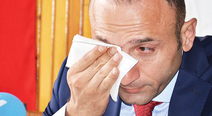 Ağlayarak bıraktı Ağlayarak bıraktı