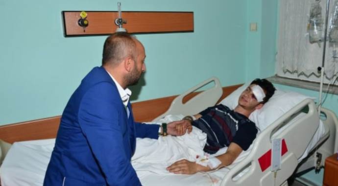 Yaralanan Eskişehirspor taraftarına Bursasporlu yöneticiden ziyaret Yaralanan Eskişehirspor taraftarına Bursasporlu yöneticiden ziyaret