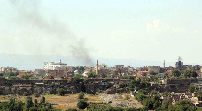 Diyarbakır'da çatışmalar şiddetlendi
Diyarbakır'da çatışmalar şiddetlendi