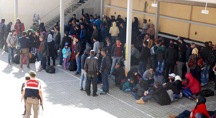 Otobüs ağaca çarpınca 350 mülteci yakalandı Otobüs ağaca çarpınca 350 mülteci yakalandı