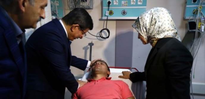 Davutoğlu yaralıları ziyaret etti
Davutoğlu yaralıları ziyaret etti