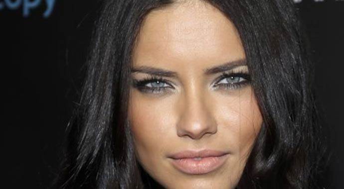 Adriana Lima'dan Ankara saldırısı tepkisi Adriana Lima'dan Ankara saldırısı tepkisi