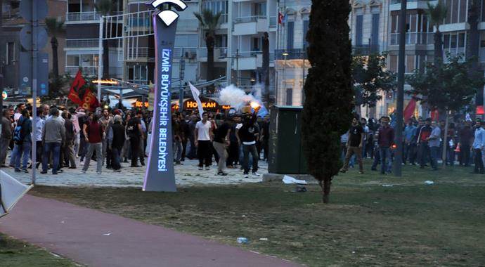 İzmir&#039;de polise saldıran 66 kişi serbest