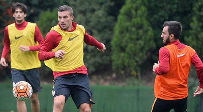 Podolski takımla çalışmaya başladı Podolski takımla çalışmaya başladı