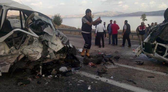Elazığ&#039;da 2 minibüs kafa kafaya çarpıştı: 1 ölü, 9 yaralı