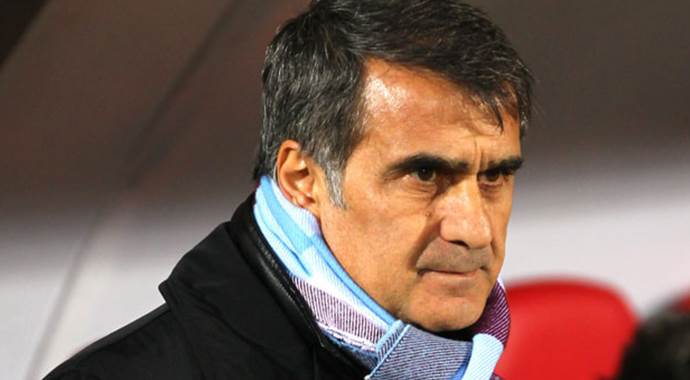 Şenol Güneş, 'Hakem olsam ben de kırmızı gösterirdim' Şenol Güneş, 'Hakem olsam ben de kırmızı gösterirdim'