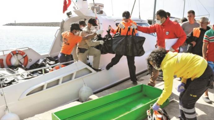 Ege'de facia: 12 ölü 15 kayıp
 Ege'de facia: 12 ölü 15 kayıp