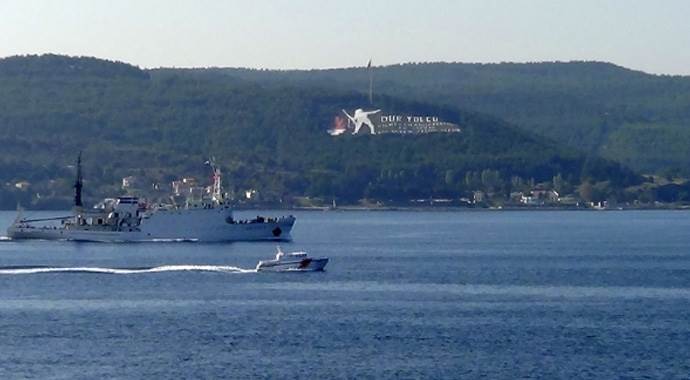 Rus savaş gemisi Boğaz&#039;dan geçti