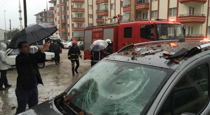 Apartmanın çatısına yıldırım düştü Apartmanın çatısına yıldırım düştü