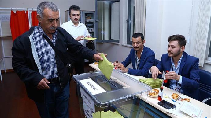 Azerbaycan&#039;daki Türk vatandaşları sandık başında
