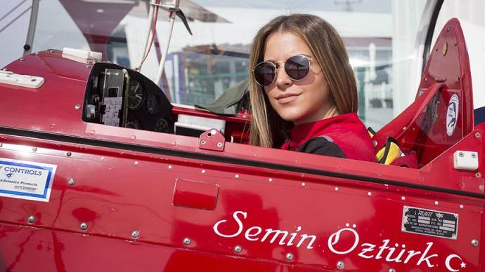 Türkiye&#039;nin ilk kadın akrobasi pilotu
