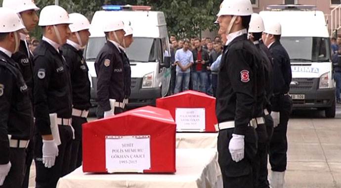 Diyarbakır'daki operasyonda şehit olan polisler memleketine uğurlandı Diyarbakır'daki operasyonda şehit olan polisler memleketine uğurlandı