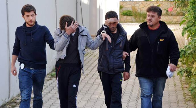 Kadın polisin çantasını kapıp kaçtılar Kadın polisin çantasını kapıp kaçtılar