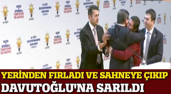 Sahneye çıkıp Davutoğlu'na sarıldı Sahneye çıkıp Davutoğlu'na sarıldı