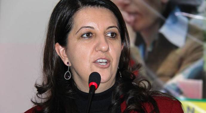 Pervin Buldan adliye önünde Pervin Buldan adliye önünde