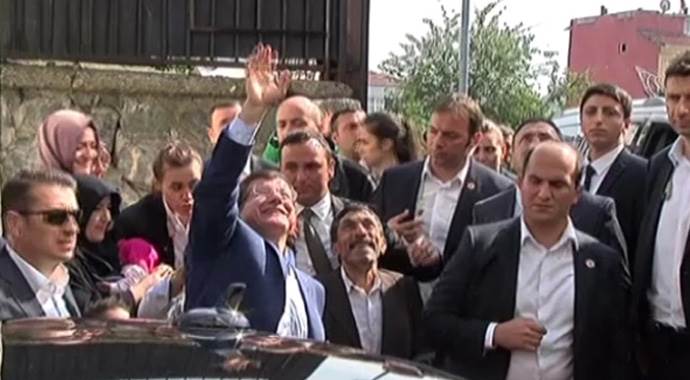 Başbakan Davutoğlu&#039;ndan okuduğu ilkokula ziyaret!