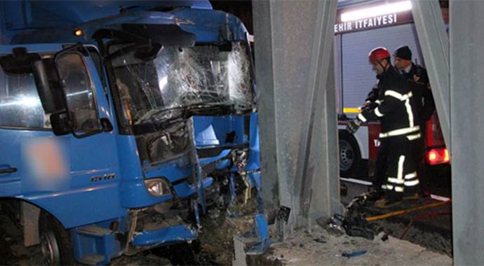 Kamyon üst geçide çarptı, 1 kişi feci şekilde öldü