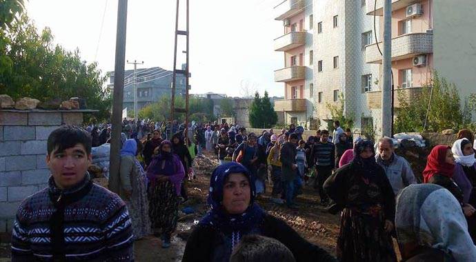 Polis teröristlerle çatıştı, halk ise bakın ne yaptı! Polis teröristlerle çatıştı, halk ise bakın ne yaptı!
