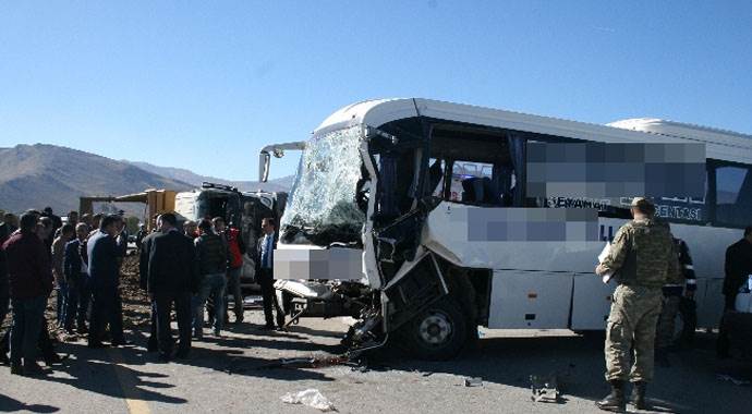 Muş'ta korkunç kaza : 24 yaralı
Muş'ta korkunç kaza : 24 yaralı