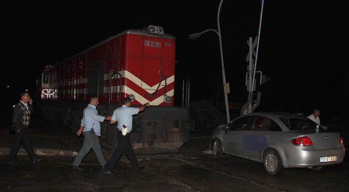 Lokomotif otomobil ile çarpıştı!