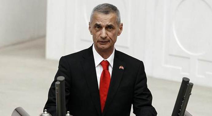 Türkeş'i topa tuttu! Türkeş'i topa tuttu!