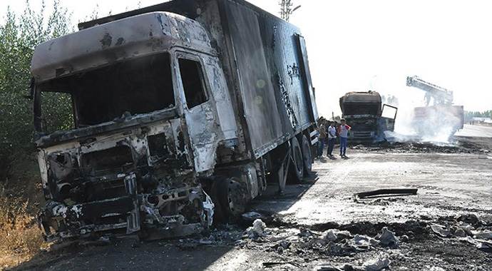 Ağrı'da teröristler 3 tır ile 1 kamyonu yaktı Ağrı'da teröristler 3 tır ile 1 kamyonu yaktı
