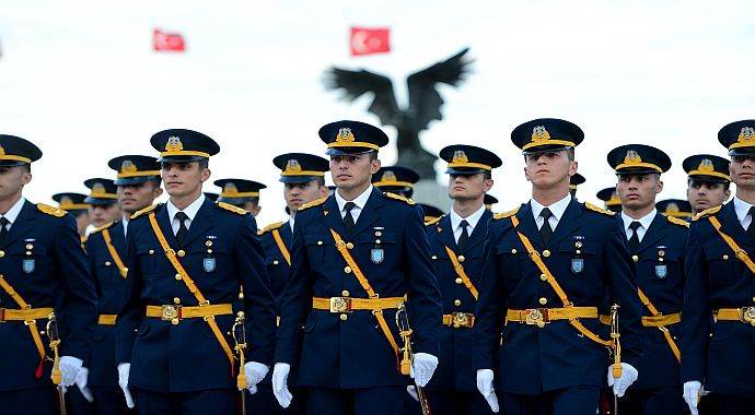 Hava Harp Okulu'nda mezuniyet sevinci Hava Harp Okulu'nda mezuniyet sevinci
