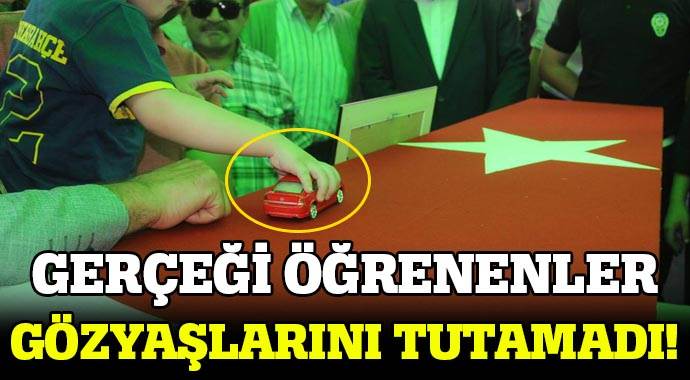 Cenazeye getirdiği oyuncağı şehit dayısı almış