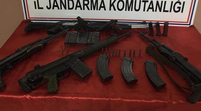 Silah kaçakçılarını suçüstü: 4 gözaltı Silah kaçakçılarını suçüstü: 4 gözaltı