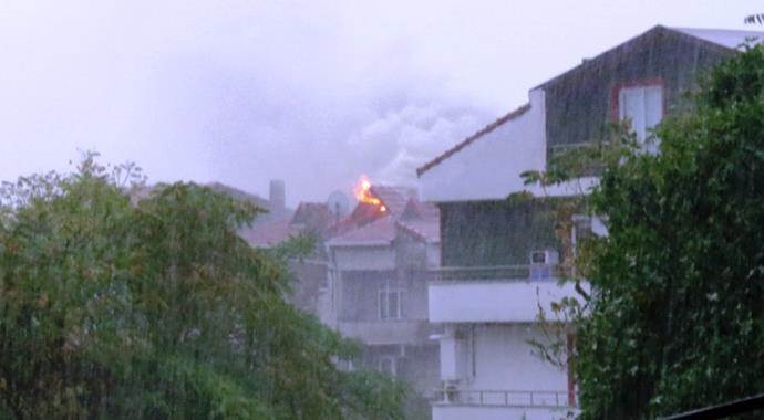 Çatıya düşen yıldırım yangın çıkardı