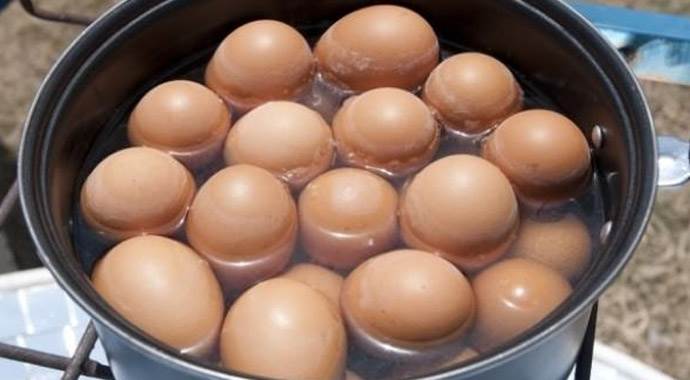 Yumurtayı kaynattığınız suyu sakın dökmeyin! Yumurtayı kaynattığınız suyu sakın dökmeyin!