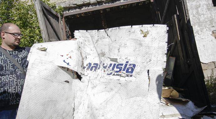 Ukrayna'da düşen yolcu uçağının yeni parçaları bulundu Ukrayna'da düşen yolcu uçağının yeni parçaları bulundu