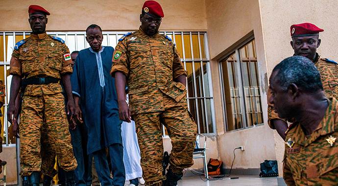 Burkina Faso'da yönetim rehin alındı, darbe oldu
Burkina Faso'da yönetim rehin alındı, darbe oldu