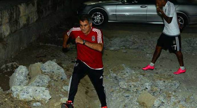 Beşiktaşlı futbolcular kayaların üstünden atladı Beşiktaşlı futbolcular kayaların üstünden atladı