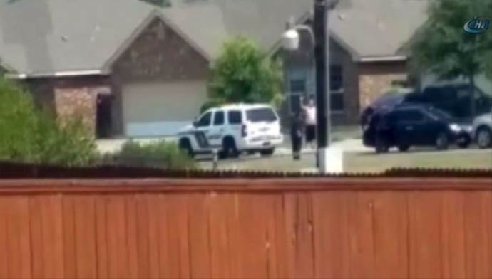 Amerikan polisi teslim olmak için ellerini kaldıran şahsı vurdu
