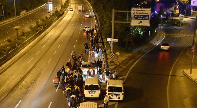 TEM'de sürücüler kadın ve çocuk sığınmacıları aracına aldı TEM'de sürücüler kadın ve çocuk sığınmacıları aracına aldı