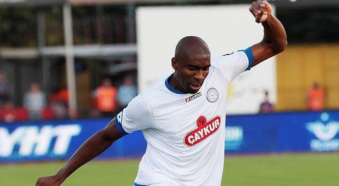 Kweuke, gol krallığında Eto'o ile yarışıyor Kweuke, gol krallığında Eto'o ile yarışıyor