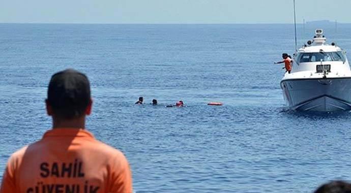 Bodrum'da sığınmacıları taşıyan bot battı: 17 ölü
Bodrum'da sığınmacıları taşıyan bot battı: 17 ölü