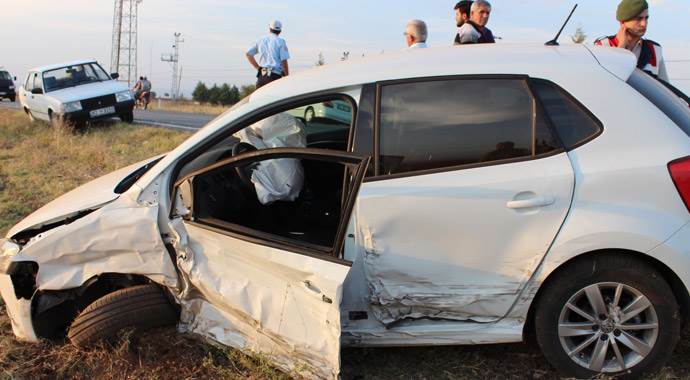Otomobil takla attı: 2 ölü, 2 yaralı Otomobil takla attı: 2 ölü, 2 yaralı