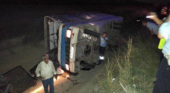 Tarım işçilerini taşıyan midibüs kanala uçtu: 9 yaralı Tarım işçilerini taşıyan midibüs kanala uçtu: 9 yaralı