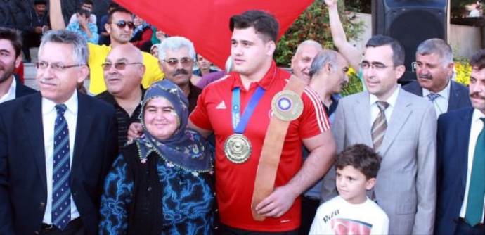 Rıza Kayaalp'e mehteranla karşılama Rıza Kayaalp'e mehteranla karşılama