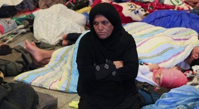 Macaristan&#039;da üç bin mülteci tren garında geçiş izni bekliyorlar
